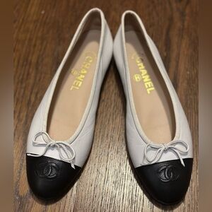 CHANEL White & Black Ballet Flats
